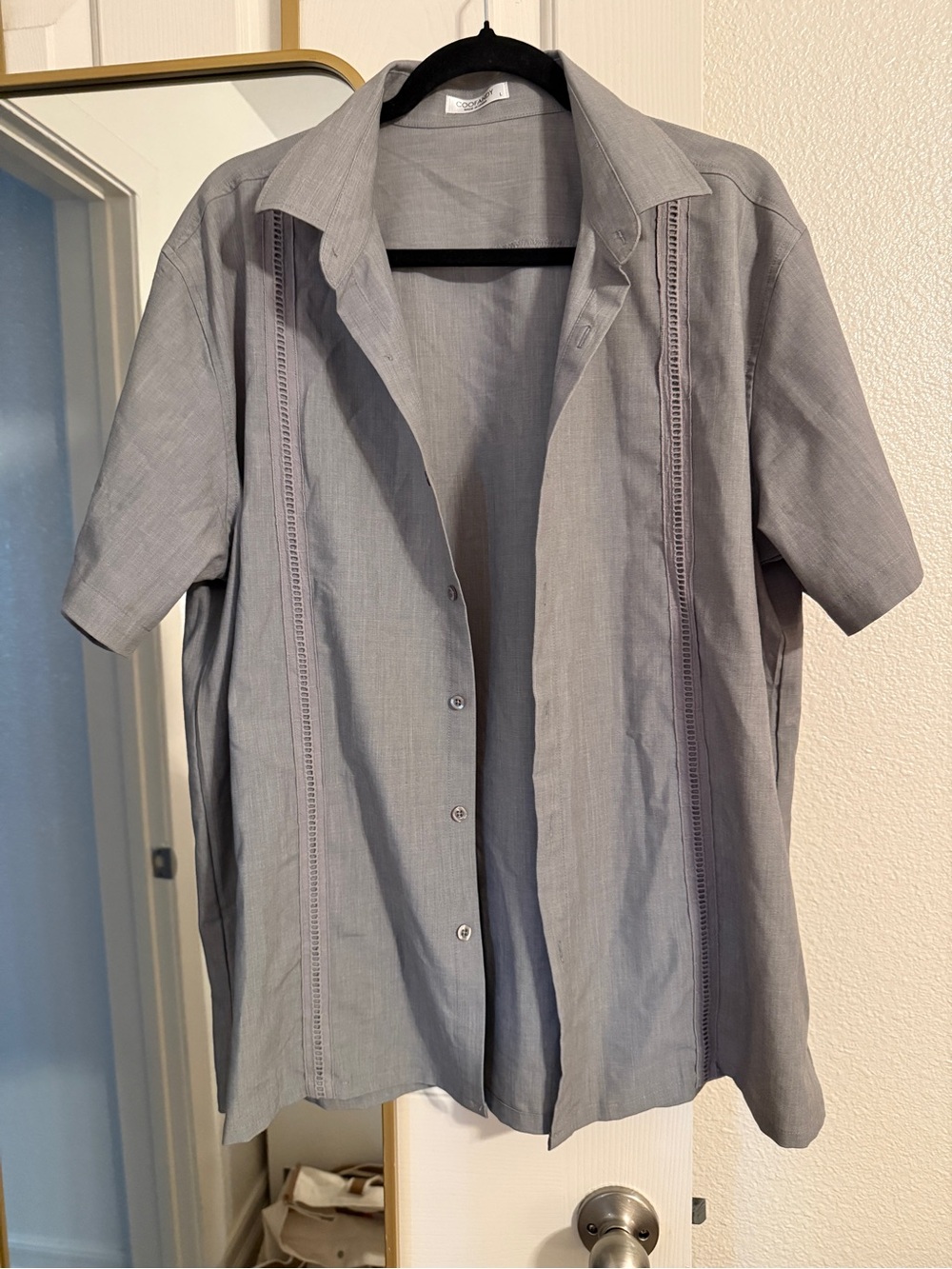 Lightweight Gray Short-Sleeve Button-Down Shirt - Casual Men's Style